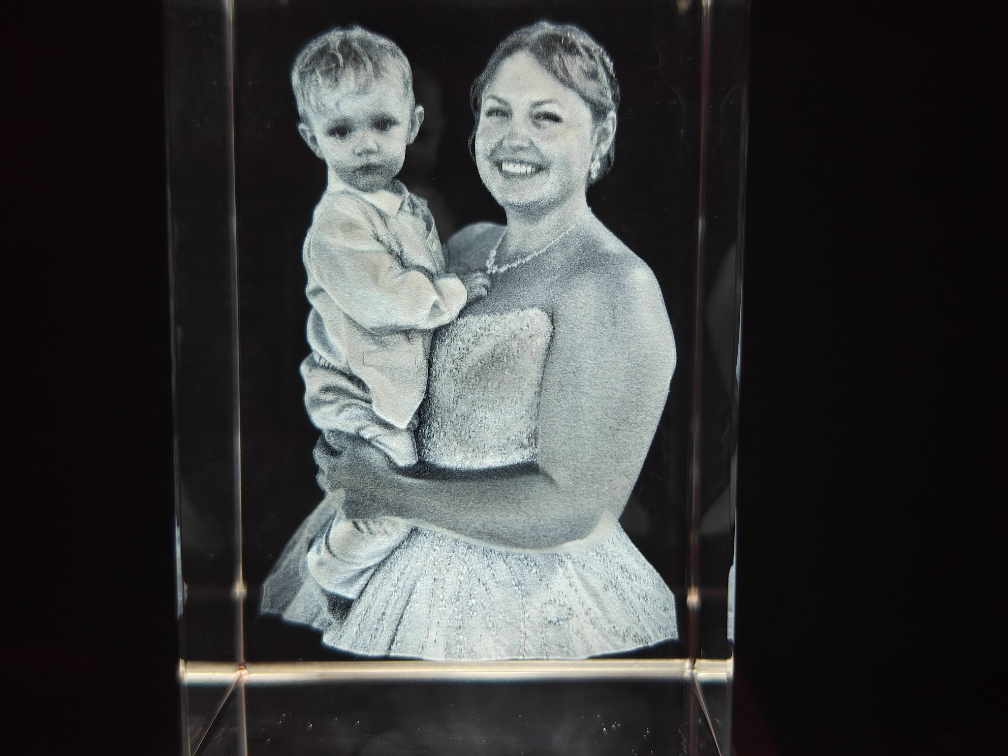 Mother and child portrait engraved in a rectangular crystal